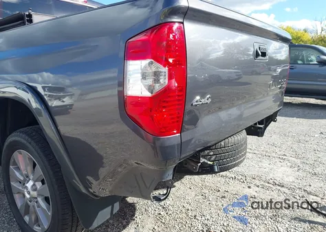 2017 Toyota Tundra Limited 5.7L V8 z USA, uszkodzony, nr VIN 5TFHW5F15HX671651